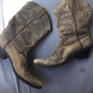 MAKE OFFER Ariat boots